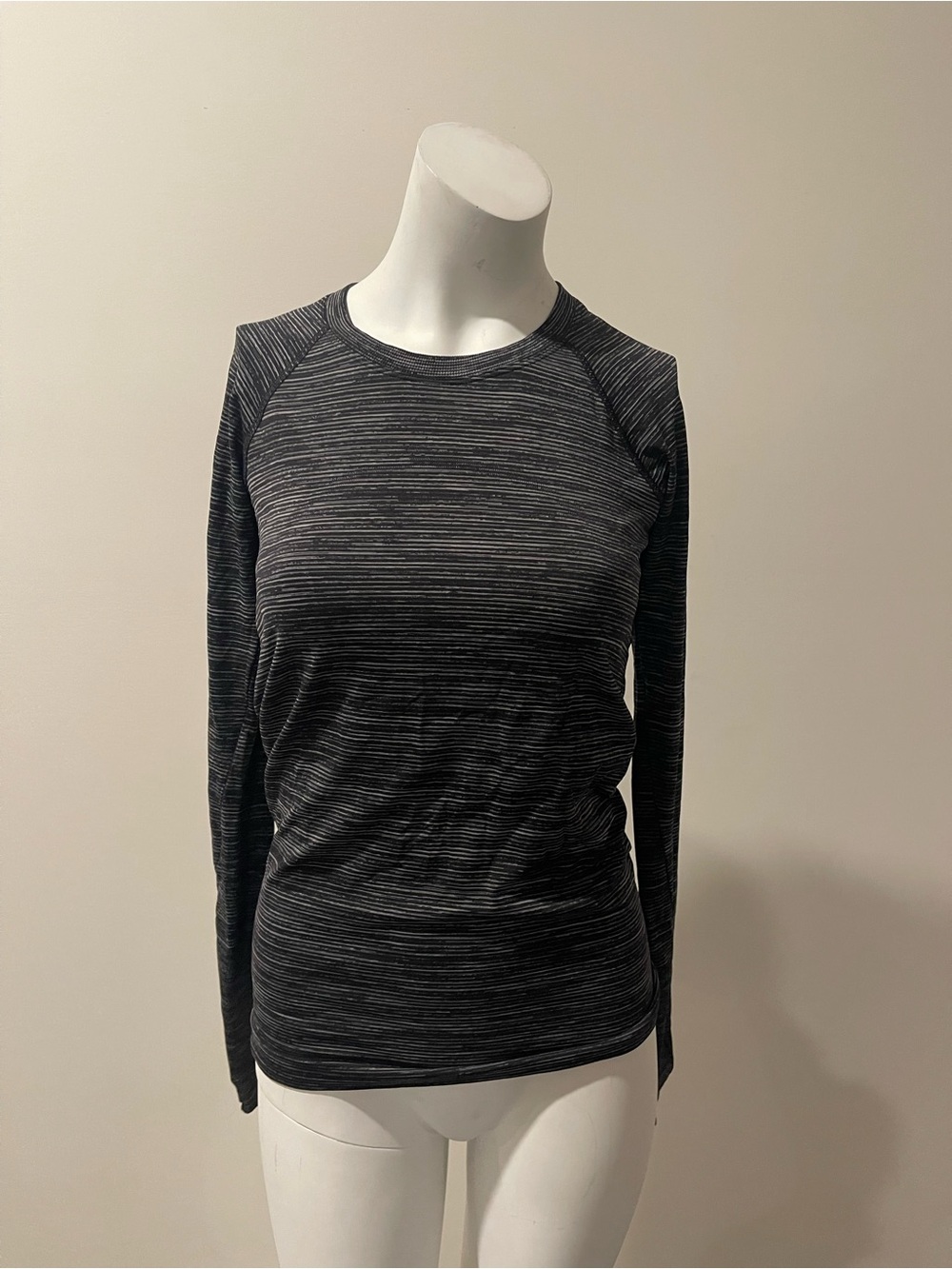 Lululemon long sleeve top size 6